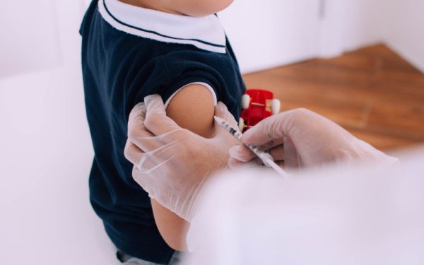 Scăderea vaccinării în România: dezinformarea și contextul internațional ca factori principali În plină criză sanitară, România se confruntă cu o scădere semnificativă a ratei de vaccinare, fenomeni alarmant care generează îngrijorare în rândul specialiștilor în sănătate publică