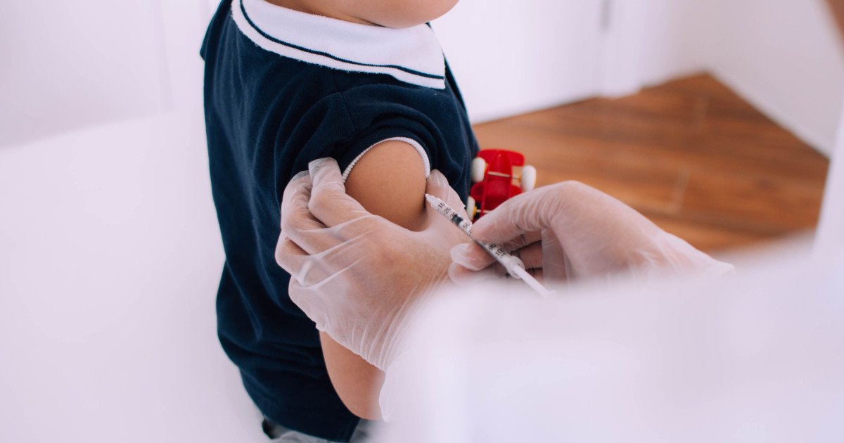 Scăderea vaccinării în România: dezinformarea și contextul internațional ca factori principali În plină criză sanitară, România se confruntă cu o scădere semnificativă a ratei de vaccinare, fenomeni alarmant care generează îngrijorare în rândul specialiștilor în sănătate publică