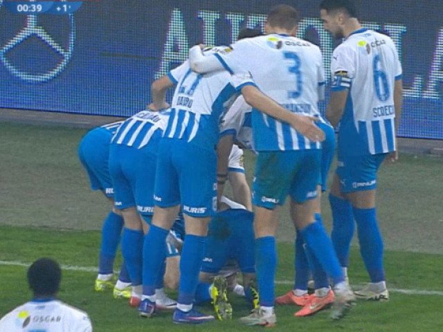 Universitatea Craiova a suflat prima bătălie a playoff-ului, reușind o victorie clară și convingătoare în fața celor de la CFR Cluj, scor 3-1, într-un meci incitant și plin de emoții, ce a avut loc sâmbătă seara pe terenul oltenilor
