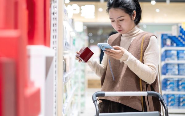 Senatul a adoptat recent un proiect legislativ care prevede introducerea etichetării digitale pentru produsele cosmetice, o măsură menită să crească transparența și să ofere consumatorilor informații mai accesibile