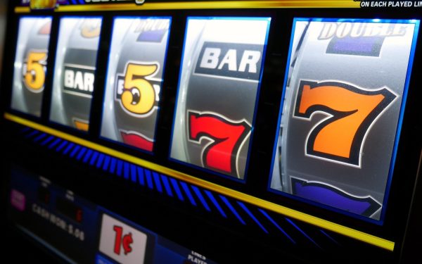 Primarii din mai multe orașe din România se află într-un proces de reevaluare a poziției față de jocurile de noroc, în special în contextul discuțiilor privind reglementarea și interzicerea păcănelelor