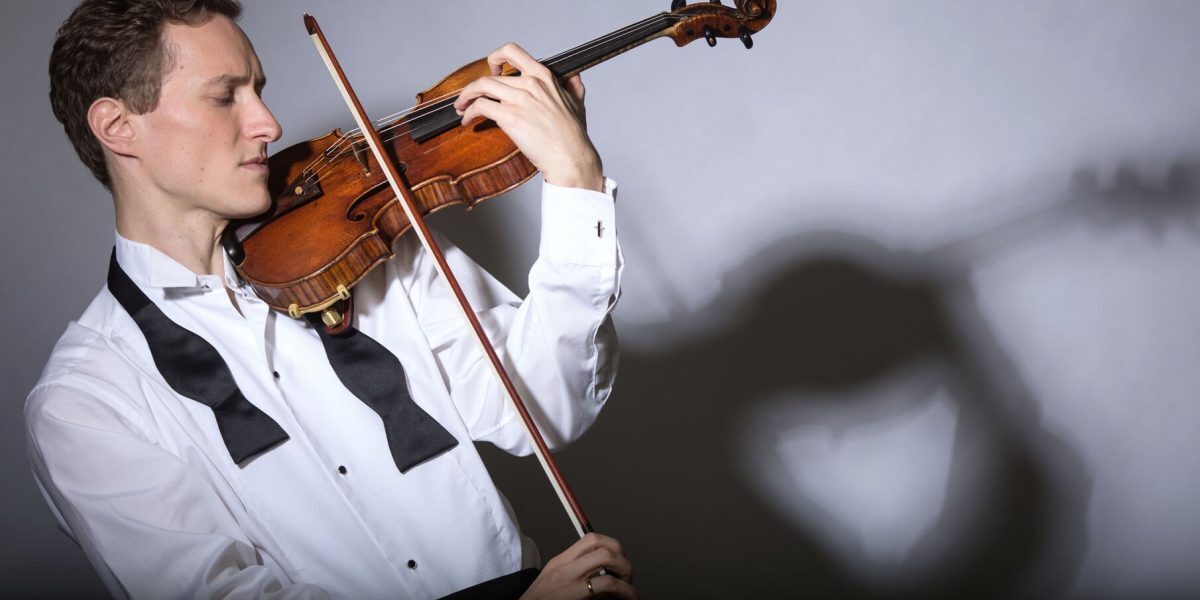Filarmonica George Enescu aduce un regal simfonic la Ateneul Român, cu dirijor și solist de renume internațional Seara de 19 și 20 martie va fi dedicată iubitorilor de muzică clasică, când Filarmonica George Enescu va susține două concerte de excepție la Ateneul Român