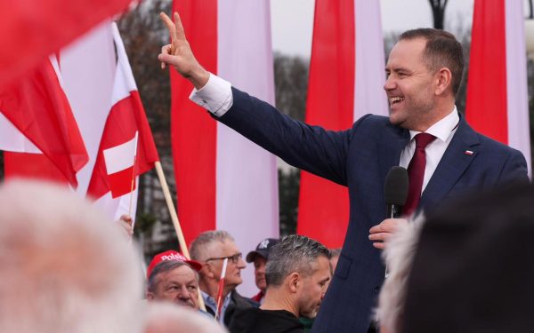 Polonia, fostul cel mai mare beneficiar al fondurilor de apărare ale Uniunii Europene, se află în pragul unei crize politice interne după ce președintele său, Karol Nawrocki, a blocat recent participarea țării sale în cadrul unui important program de finanțare europeană