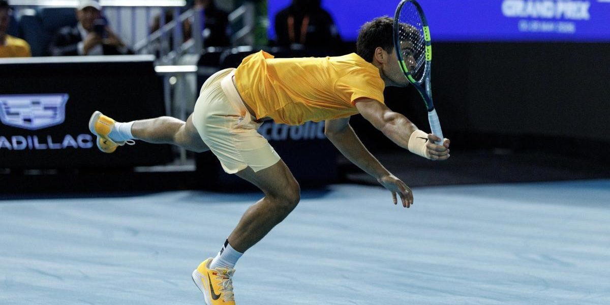 Surpriză la Miami: Sebastian Korda elimină favoritul Carlos Alcaraz în optimi, într-un meci dramatic Miami a fost martorul unui meci surpriză în această sezonă de Masters 1.000, când Sebastian Korda a reușit să învingă marele favorit al turneului, Carlos Alcaraz, într-un meci plin de tensiune și răsturnări de situație