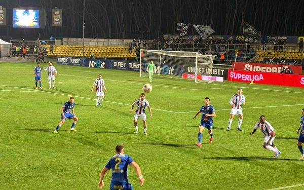 Derbiul de moment din Superligă, Unirea Slobozia versus Oțelul Galați, s-a desfășurat sub semnul tensiunii și al schimbărilor de ultimă oră