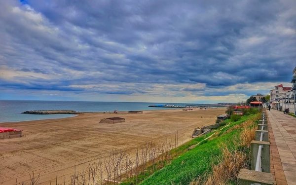 Controverse asupra modificării legii plajelor de la Marea Neagră: implicarea Curții Constituționale și poziția Primarului Bucureștiului În ultimele luni, un subiect delicat legat de gestionarea resurselor naturale de pe litoralul românesc a devenit centrul atenției în cercurile politice și administrative