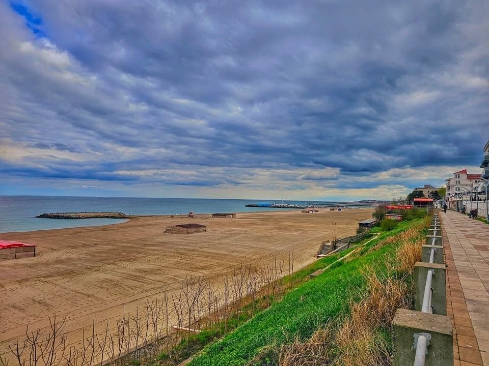 Controverse asupra modificării legii plajelor de la Marea Neagră: implicarea Curții Constituționale și poziția Primarului Bucureștiului În ultimele luni, un subiect delicat legat de gestionarea resurselor naturale de pe litoralul românesc a devenit centrul atenției în cercurile politice și administrative