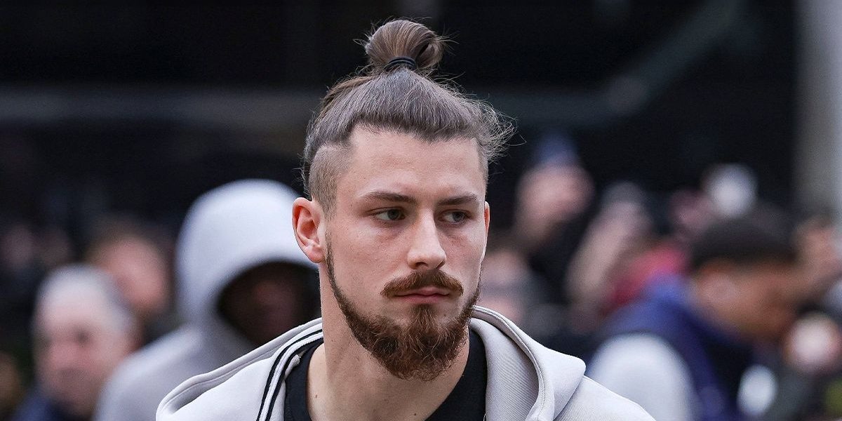 Tottenham, în criză profundă după a cincea înfrângere consecutivă în Premier League Eșecul categoric suferit joi seară pe White Hart Lane, în partida contra Crystal Palace, nu lasă loc de interpretări: Tottenham se află într-o situație extrem de delicată