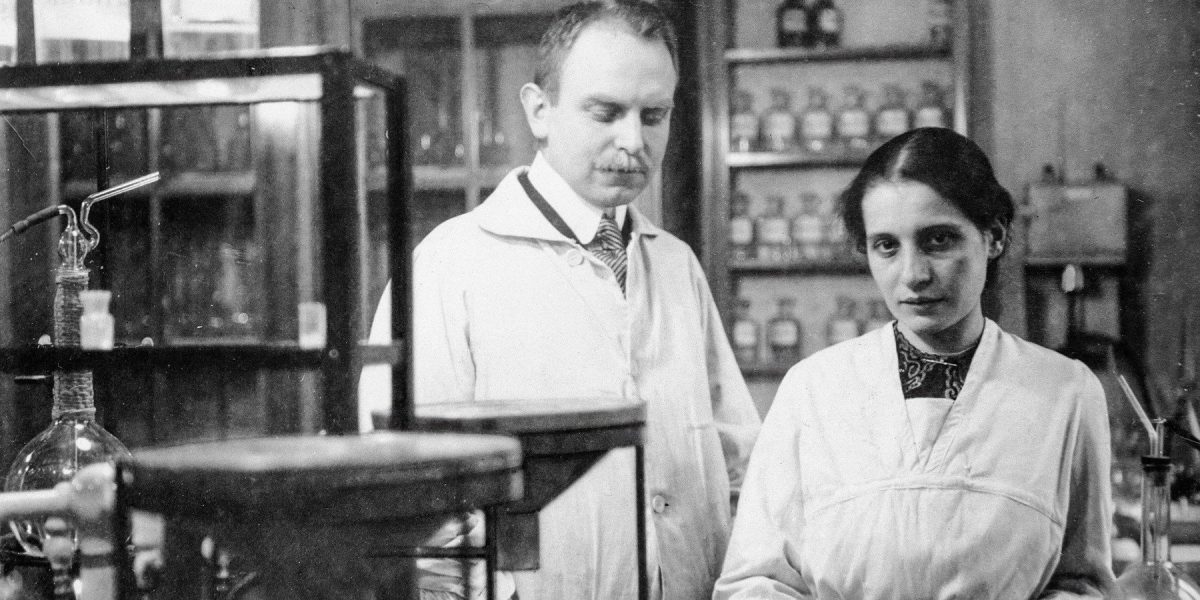 Lise Meitner, fiziciana austriacă a secolului XX, a fost una dintre figurile esențiale ale descoperirii fisiunii nucleare, un fenomen care a schimbat fundamental echilibrul global și a inaugurat era atomică