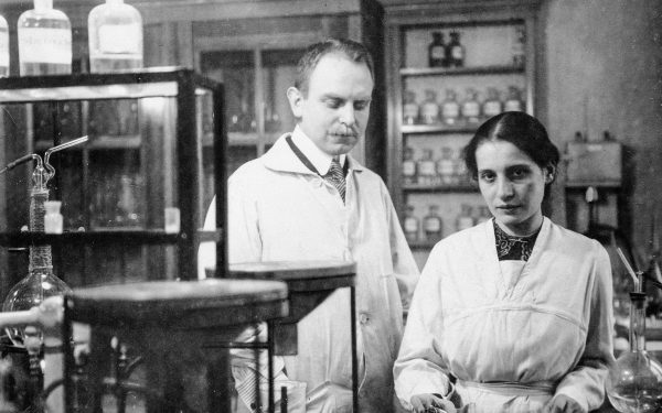 Lise Meitner, fiziciana austriacă a secolului XX, a fost una dintre figurile esențiale ale descoperirii fisiunii nucleare, un fenomen care a schimbat fundamental echilibrul global și a inaugurat era atomică