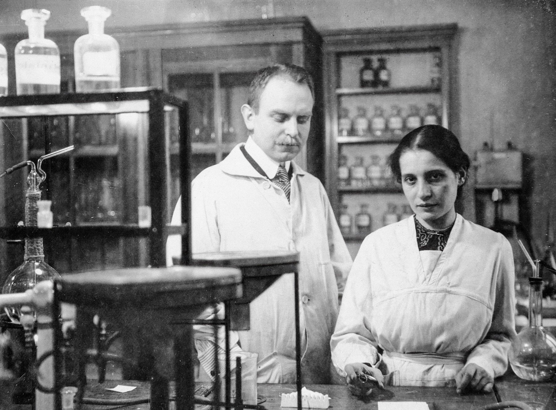Lise Meitner, fiziciana austriacă a secolului XX, a fost una dintre figurile esențiale ale descoperirii fisiunii nucleare, un fenomen care a schimbat fundamental echilibrul global și a inaugurat era atomică