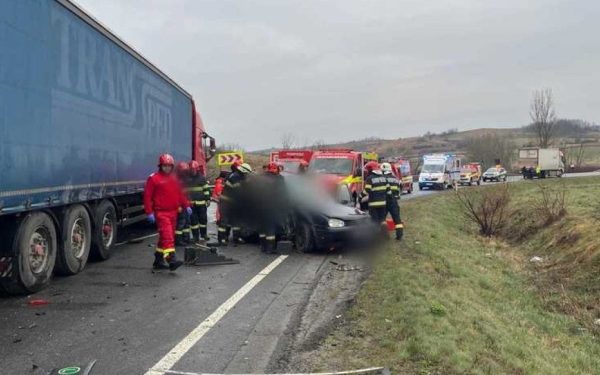 Accident grav în județul Cluj: cinci morți și șase răniți după coliziunea a trei vehicule pe DN 1F Un accident rutier de o gravitate extremă a avut loc luni dimineața în zona localității Sânpaul, județul Cluj, soldându-se cu pierderea a cinci vieți și rănirea a șase persoane