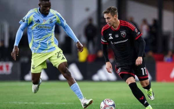 Fotbalul românesc face un pas important înainte: Louis Munteanu va primi 10 milioane de euro și bonusuri consistente de la noua sa echipă Transferul spectaculos al anului în fotbalul românesc prinde contur: internaționalul român Louis Munteanu, fotbalist de perspectivă, va fi transferat pentru suma impresionantă de 10 milioane de euro, alături de bonusuri substantiale, într-un club din străinătate