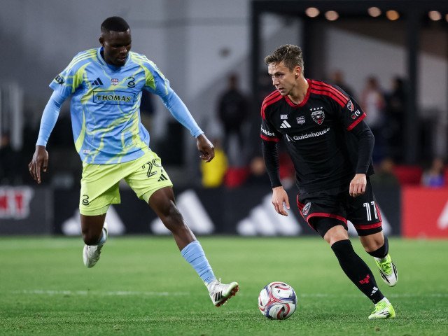 Fotbalul românesc face un pas important înainte: Louis Munteanu va primi 10 milioane de euro și bonusuri consistente de la noua sa echipă Transferul spectaculos al anului în fotbalul românesc prinde contur: internaționalul român Louis Munteanu, fotbalist de perspectivă, va fi transferat pentru suma impresionantă de 10 milioane de euro, alături de bonusuri substantiale, într-un club din străinătate