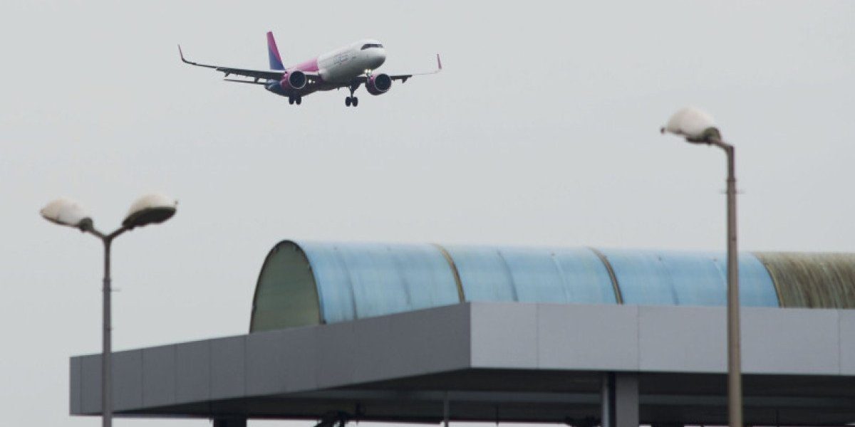 Compania Națională Aeroporturi București (CNAB) a anunțat joi suspendarea temporară a 23 de curse aeriene spre și dinspre șase destinații din Orientul Mijlociu, din cauza evenimentelor tensionate din regiune