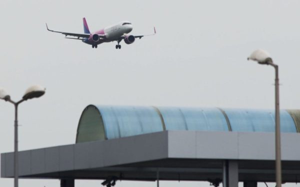 Compania Națională Aeroporturi București (CNAB) a anunțat joi suspendarea temporară a 23 de curse aeriene spre și dinspre șase destinații din Orientul Mijlociu, din cauza evenimentelor tensionate din regiune
