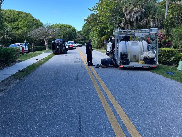 Tiger Woods, unul dintre cei mai cunoscuți și controversați jucători de golf din lume, a fost arestat vineri în Florida, după ce a implicat într-un accident rutier grav