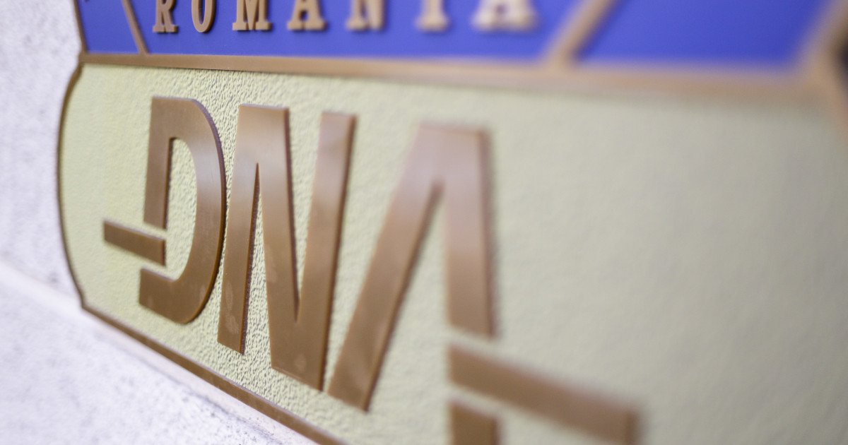 Doi foști oficiali din Portul Constanța au fost reținuți în cursul nopții, după ce au fost prinși în flagrant în timp ce primeau mită, conform surselor judiciare