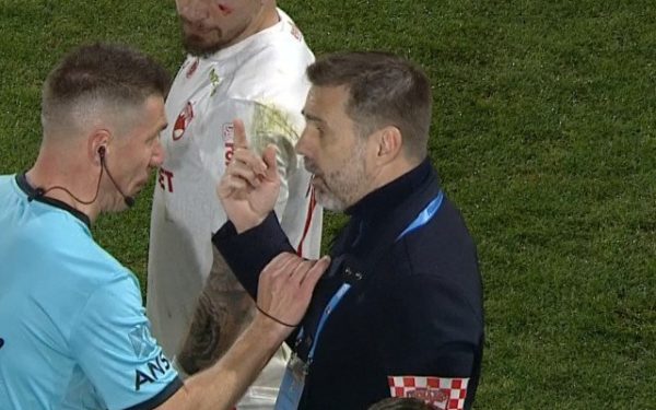 Marius Avram, fost arbitru internațional și analist cu renume în fotbalul românesc, a avut recent opinii bine argumentate despre scena controversată din meciul dintre CFR Cluj și Dinamo, când antrenorul Zeljko Kopic a decis să-l introducă pe teren pe jucătorul Kopic Zeljko, în ciuda tensiunilor si a incidentelor de pe teren