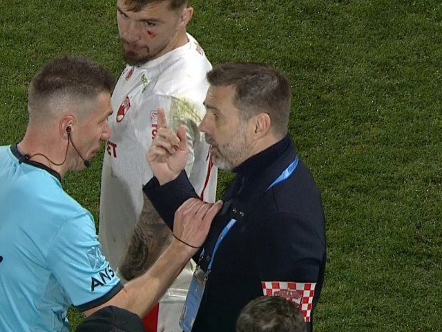 Marius Avram, fost arbitru internațional și analist cu renume în fotbalul românesc, a avut recent opinii bine argumentate despre scena controversată din meciul dintre CFR Cluj și Dinamo, când antrenorul Zeljko Kopic a decis să-l introducă pe teren pe jucătorul Kopic Zeljko, în ciuda tensiunilor si a incidentelor de pe teren