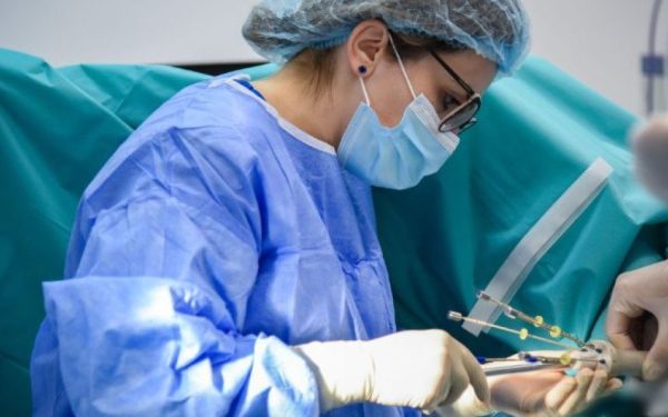 O tânără de doar 32 de ani, aparent sănătoasă și plină de viață, a trecut, fără avertisment, printr-un coșmar medical care schimbă percepția asupra bolilor care pot apărea oricând, indiferent de vârstă