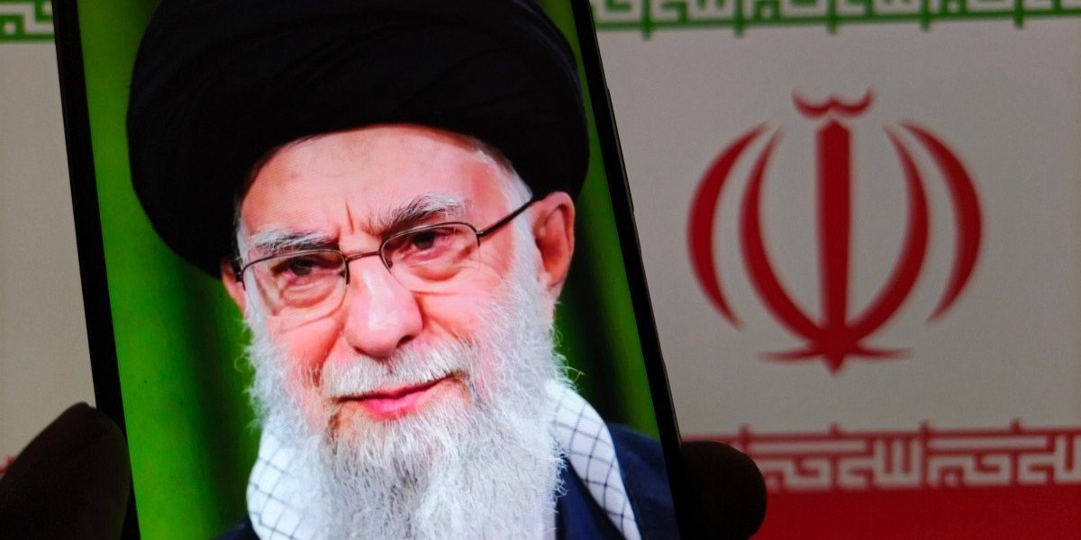Hackerii atacă aplicația de rugăciuni din Iran, transmit mesaj anti-regim: „Ajutorul a sosit”