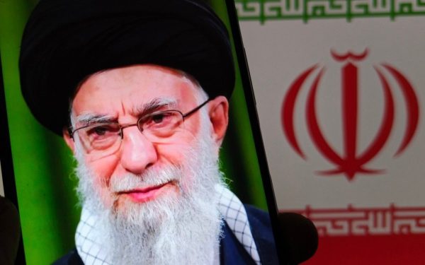 Hackerii atacă aplicația de rugăciuni din Iran, transmit mesaj anti-regim: „Ajutorul a sosit”