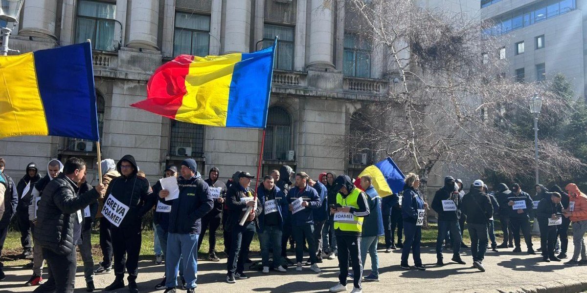 Protest la Târgu Jiu: peste o sută de mineri în stradă pentru a-și exprima nemulțumirile Zilnic, în fața sediului Complexului Energetic Oltenia din Târgu Jiu, zeci de mineri pun umărul la un protest care durează de o săptămână întreagă, iar joi au fost evident mai mulți decât în zilele anterioare, adunând peste o sută de oameni nemulțumiți de situația actuală din minerit, dar și de deciziile adoptate de autorități