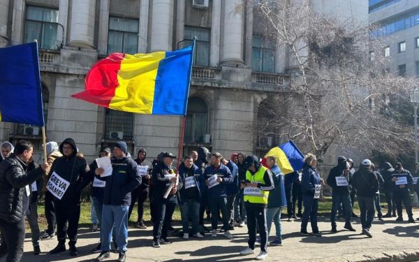Protest la Târgu Jiu: peste o sută de mineri în stradă pentru a-și exprima nemulțumirile Zilnic, în fața sediului Complexului Energetic Oltenia din Târgu Jiu, zeci de mineri pun umărul la un protest care durează de o săptămână întreagă, iar joi au fost evident mai mulți decât în zilele anterioare, adunând peste o sută de oameni nemulțumiți de situația actuală din minerit, dar și de deciziile adoptate de autorități