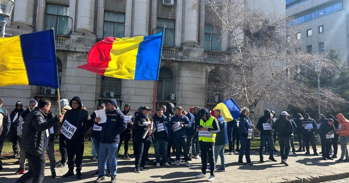 Protest la Târgu Jiu: peste o sută de mineri în stradă pentru a-și exprima nemulțumirile Zilnic, în fața sediului Complexului Energetic Oltenia din Târgu Jiu, zeci de mineri pun umărul la un protest care durează de o săptămână întreagă, iar joi au fost evident mai mulți decât în zilele anterioare, adunând peste o sută de oameni nemulțumiți de situația actuală din minerit, dar și de deciziile adoptate de autorități
