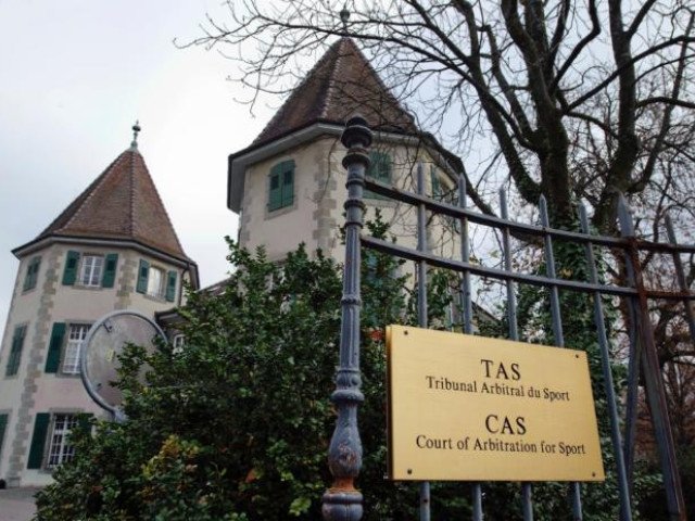 Direcția Administrației și Tribunalul Administrativ din cadrul TAROM au pronunțat oficial luni, 13 februarie, decizii care pot avea consecințe majore pentru compania națională de aviație: o datorie considerabilă către CFR, ce riscă să îi aducă depunctări și sancțiuni financiare