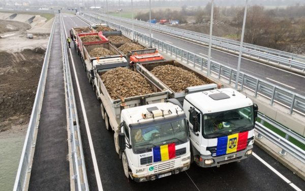 Noul pod peste Tisa, un pas important pentru relațiile transfrontaliere dintre România și Ucraina Un nou pod rutier peste râul Tisa, care va lega direct România de Ucraina, urmează să fie deschis traficului pe 15 iunie, anunță senatorul liberal Cristian Niculescu Ţâgârlaş