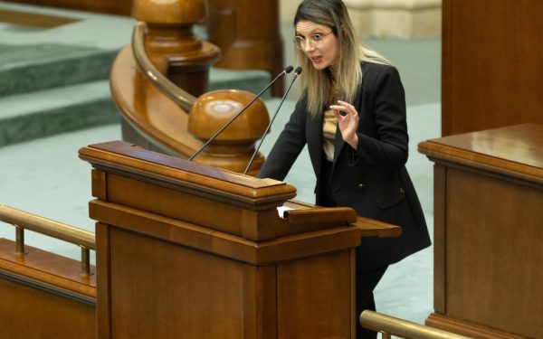 Ministrul Mediului, Diana Buzoianu, a încercat luni să liniștească temerile legate de starea barajului Mihăileni din județul Bihor, într-un discurs susținut în plenul Camerei Deputaților