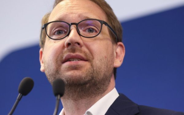 Dominic Fritz avertizează asupra crizei politice și economice în timp ce coaliția aflată la guvernare se confruntă cu tensiuni tot mai acute Liderul USR, Dominic Fritz, definește actuala situație politică și economică din România ca fiind gravă, iar în ultimele zile a venit cu o serie de declarații menite să clarifice poziția formațiunii sale într-un context marcat de atacuri dure din partea social-democraților
