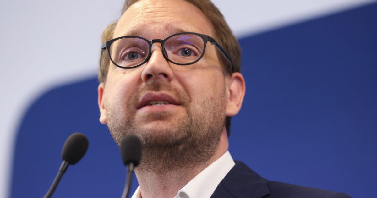 Dominic Fritz avertizează asupra crizei politice și economice în timp ce coaliția aflată la guvernare se confruntă cu tensiuni tot mai acute Liderul USR, Dominic Fritz, definește actuala situație politică și economică din România ca fiind gravă, iar în ultimele zile a venit cu o serie de declarații menite să clarifice poziția formațiunii sale într-un context marcat de atacuri dure din partea social-democraților