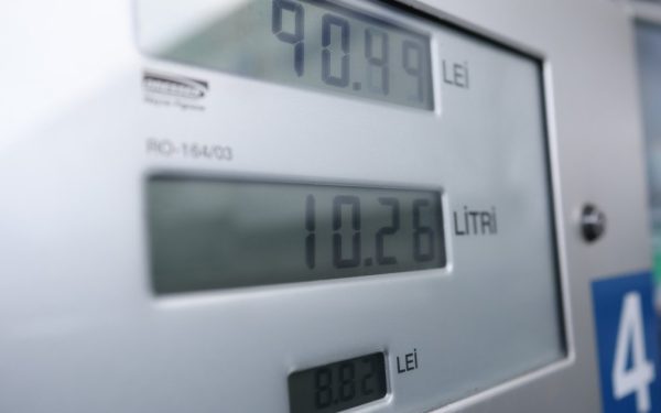Guvernul adoptă o ordonanță de urgență pentru limitarea adaosului comercial, însă experții avertizează asupra peisajului incert și a efectelor imediate asupra pieței carburanților