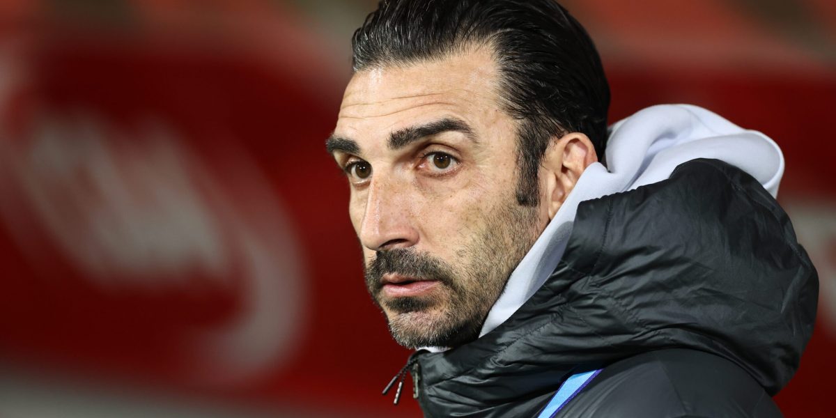 Elias Charalambous părăsește România în liniște, după o perioadă tumultuoasă la FCSB, și își exprimă recunoștința față de Gigi Becali După o prezență destul de scurtă, dar intensă, pe banca tehnică a celor de la FCSB, Elias Charalambous și-a încheiat oficial turneul în România