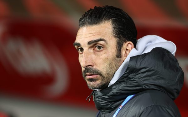 Elias Charalambous părăsește România în liniște, după o perioadă tumultuoasă la FCSB, și își exprimă recunoștința față de Gigi Becali După o prezență destul de scurtă, dar intensă, pe banca tehnică a celor de la FCSB, Elias Charalambous și-a încheiat oficial turneul în România