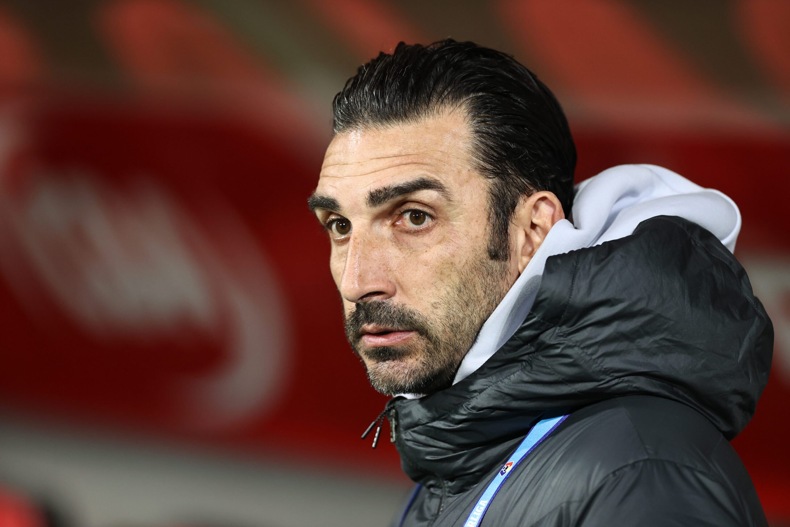 Elias Charalambous părăsește România în liniște, după o perioadă tumultuoasă la FCSB, și își exprimă recunoștința față de Gigi Becali După o prezență destul de scurtă, dar intensă, pe banca tehnică a celor de la FCSB, Elias Charalambous și-a încheiat oficial turneul în România