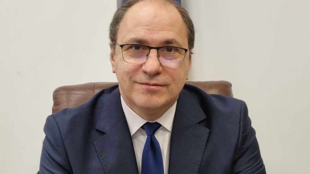 Mihai Dimian preia oficial funcția de ministru al Educației: ceremonia de depunere a jurământului Astăzi, în prezența oficialităților, Mihai Dimian a depus jurământul de învestitură în funcția de ministru al Educației, marcând un nou capitol în administrația guvernamentală din domeniu, în contextul unei crize continue în sistemul de învățământ din România
