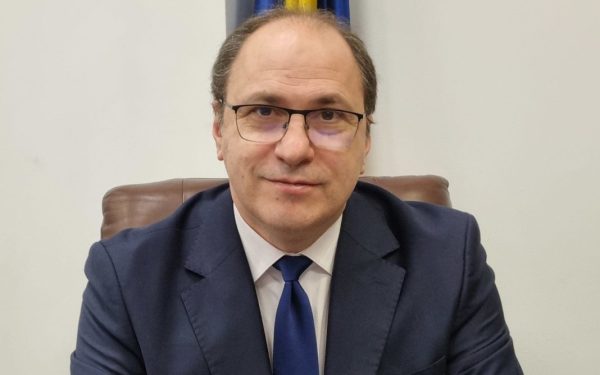 Mihai Dimian preia oficial funcția de ministru al Educației: ceremonia de depunere a jurământului Astăzi, în prezența oficialităților, Mihai Dimian a depus jurământul de învestitură în funcția de ministru al Educației, marcând un nou capitol în administrația guvernamentală din domeniu, în contextul unei crize continue în sistemul de învățământ din România