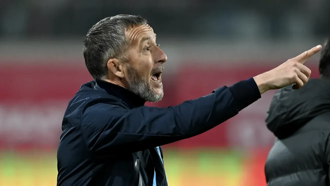 Mihai Stoica, un lider nostalgic și critic, iese din tăcere: „Nu Gigi Becali a câștigat meciurile cu PAOK!” Fanii FCSB au fost martorii unei declarații surprinzătoare din partea lui Mihai Stoica, care nu s-a sfiit să pună la îndoială rolul președintelui clubului, Gigi Becali, în succesul echipei din sezonul trecut