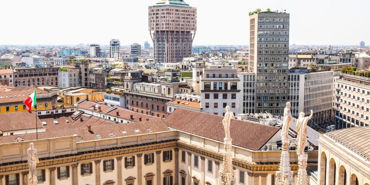 Amenințare cu bombă la Palatul de Justiție din Milano: panică și evacuări de amploare Dimineața zilei de 17 martie a fost marcată de o alertă de securitate majoră la Palatul de Justiție din Milano, după ce au fost primite mai multe apeluri telefonice care anunțau prezența unor dispozitive explozive în clădire