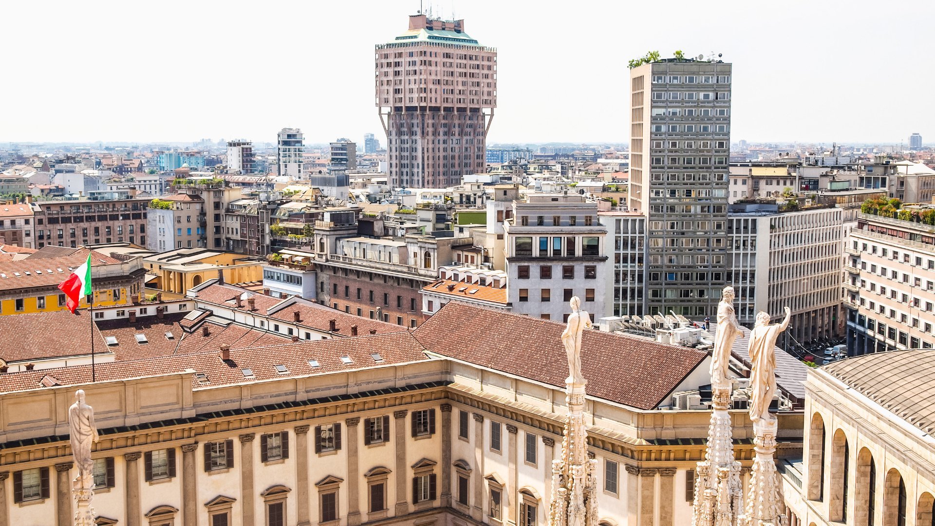 Amenințare cu bombă la Palatul de Justiție din Milano: panică și evacuări de amploare Dimineața zilei de 17 martie a fost marcată de o alertă de securitate majoră la Palatul de Justiție din Milano, după ce au fost primite mai multe apeluri telefonice care anunțau prezența unor dispozitive explozive în clădire