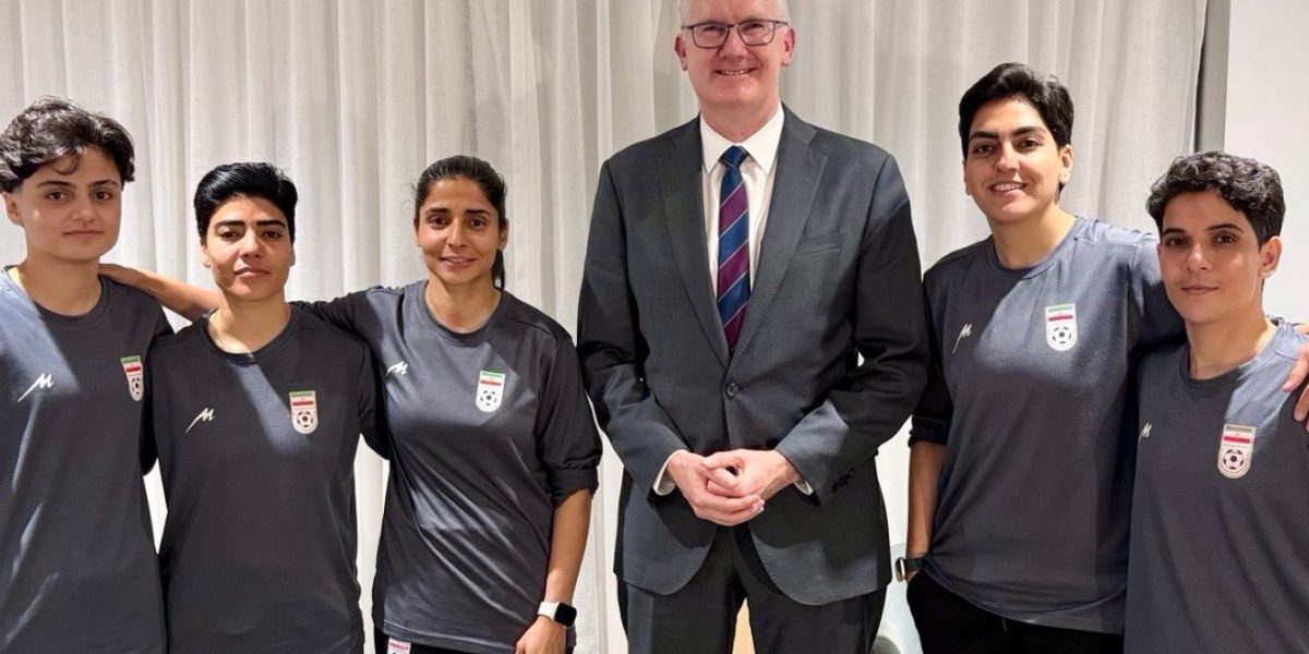 Australia acordă azil umanitar celor cinci jucătoare iraniene de fotbal, refugiate din cauza temerilor legate de represalii Australia a decis marți să acorde vize umanitare a cinci jucătoare de fotbal din Iran, care au solicitat azil în urma incidentelor din timpul Cupei Asiei