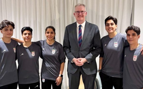 Australia acordă azil umanitar celor cinci jucătoare iraniene de fotbal, refugiate din cauza temerilor legate de represalii Australia a decis marți să acorde vize umanitare a cinci jucătoare de fotbal din Iran, care au solicitat azil în urma incidentelor din timpul Cupei Asiei