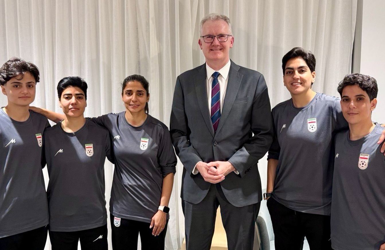 Australia acordă azil umanitar celor cinci jucătoare iraniene de fotbal, refugiate din cauza temerilor legate de represalii Australia a decis marți să acorde vize umanitare a cinci jucătoare de fotbal din Iran, care au solicitat azil în urma incidentelor din timpul Cupei Asiei