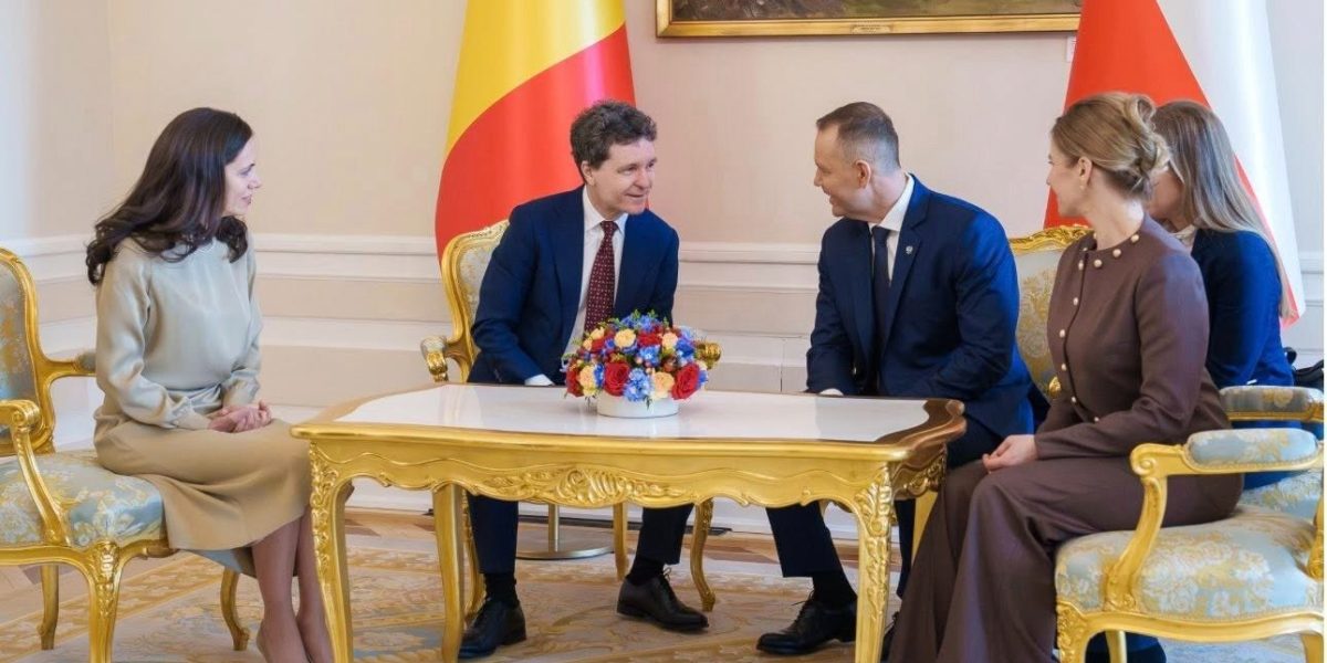 Reprezentanții statului român atrag întotdeauna atenția publicului nu doar prin mesajele diplomatice, ci și prin modul în care se prezintă în fața opiniei publice în cadrul vizitelor oficiale