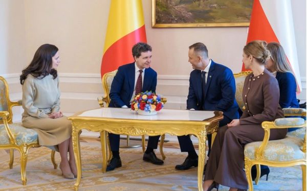 Reprezentanții statului român atrag întotdeauna atenția publicului nu doar prin mesajele diplomatice, ci și prin modul în care se prezintă în fața opiniei publice în cadrul vizitelor oficiale