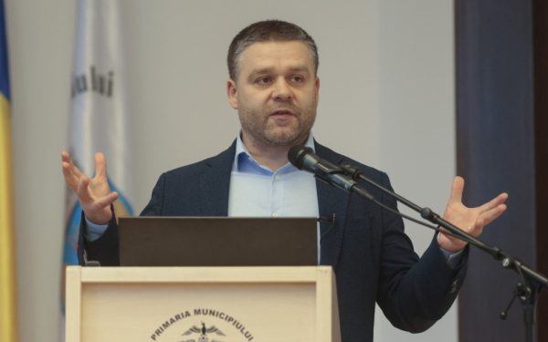 Primarul general al Capitalei, Ciprian Ciucu, a lansat un apel ferm către partidele din coaliția de guvernare, solicitând adoptarea urgentă a bugetului de stat pentru anul 2023 în forma inițial aprobată de Executiv